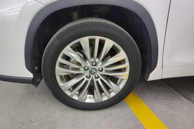 Used Toyota Highlander 2022 Dual-Engine 2.5L Four-Wheel Drive Prestige Version 7 Seats Left Front Wheel Hub