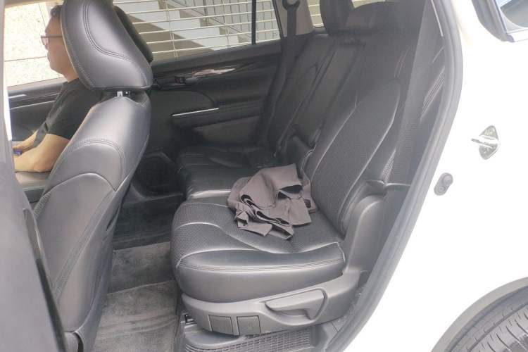 Used Toyota Highlander 2022 Dual-Engine 2.5L 4x4 Elite Edition 7-Seater Left Rear Seat