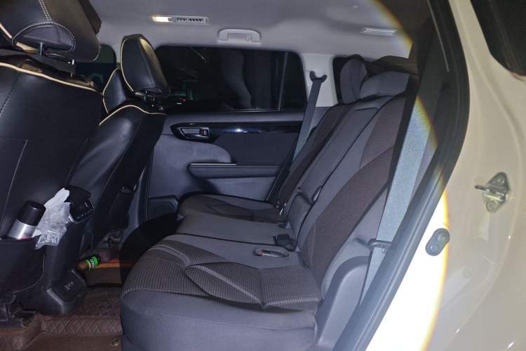 Used Toyota Highlander 2022 Dual-Engine 2.5L 4x4 Elite Edition 7-Seater Left Rear Seat