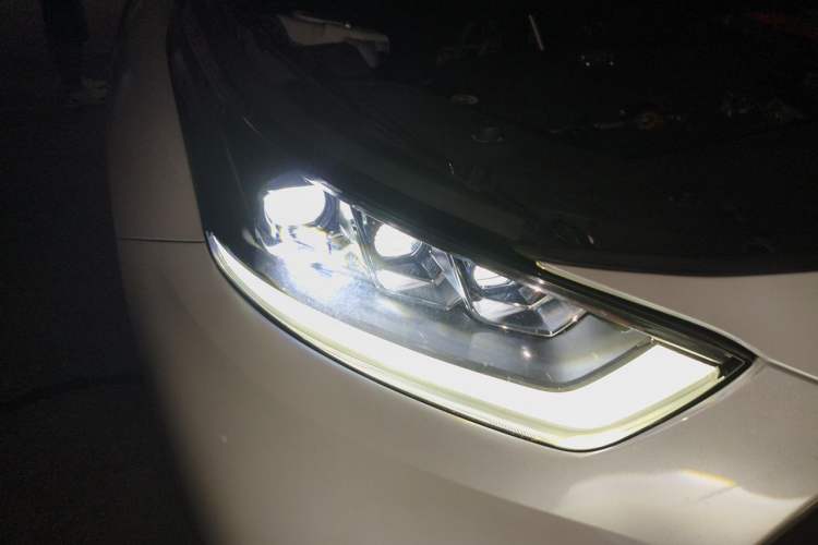 Used Toyota Highlander 2022 Dual-Engine 2.5L Four-Wheel Drive Prestige Version 7 Seats Right Front Headlight