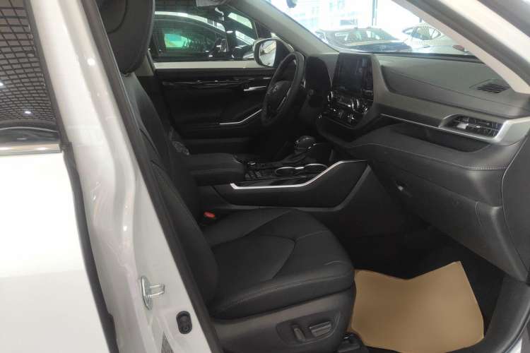 Used Toyota Highlander 2022 380T 4x4 Luxury Edition 7 Seats Right Front Seat