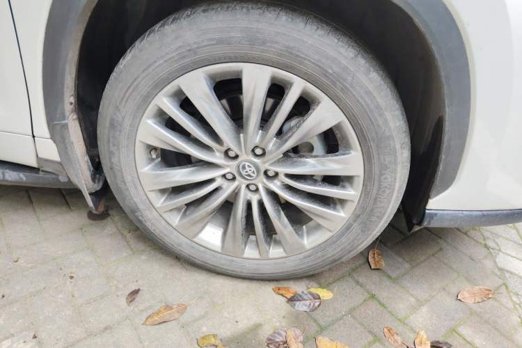Used Toyota Highlander 2022 Dual-Engine 2.5L Four-Wheel Drive Prestige Version 7 Seats Right Front Wheel Hub
