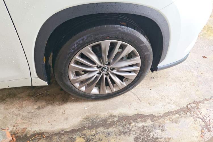 Used Toyota Highlander 2022 380T 4x4 Luxury Edition 7 Seats Right Front Wheel Hub