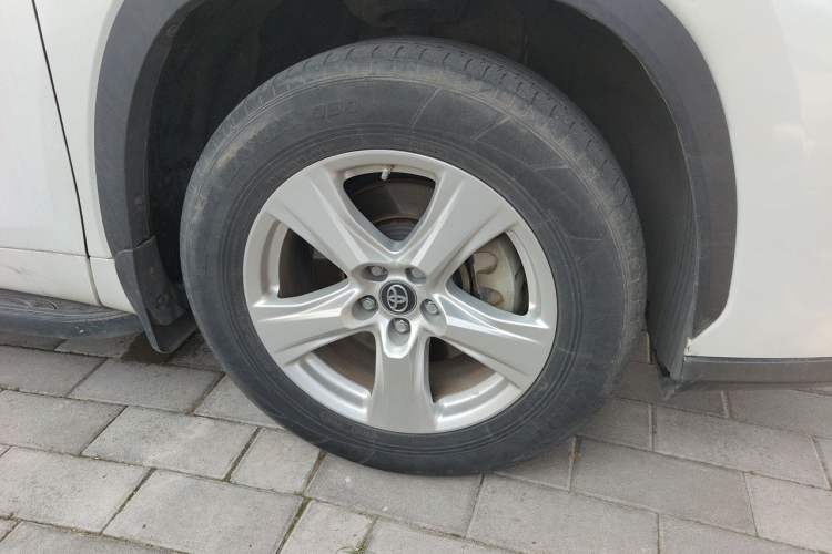 Used Toyota Highlander 2022 Dual-Engine 2.5L 4x4 Elite Edition 7-Seater Right Front Wheel Hub