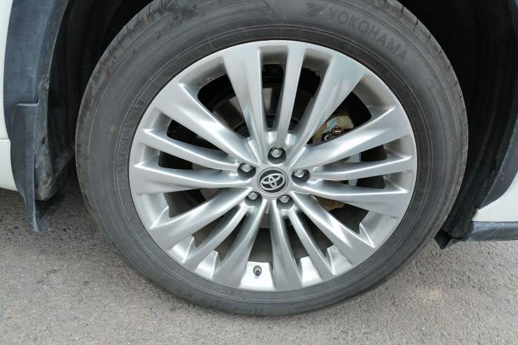 Used Toyota Highlander 2022 Dual-Engine 2.5L Four-Wheel Drive Supreme Edition 7-Seater Right Front Wheel Hub
