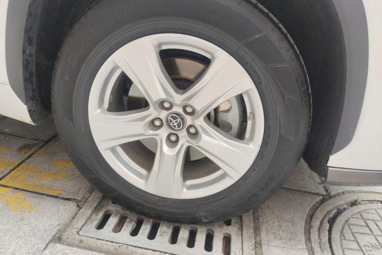 Used Toyota Highlander 2022 Dual-Engine 2.5L 4x4 Elite Edition 7-Seater Right Front Wheel Hub