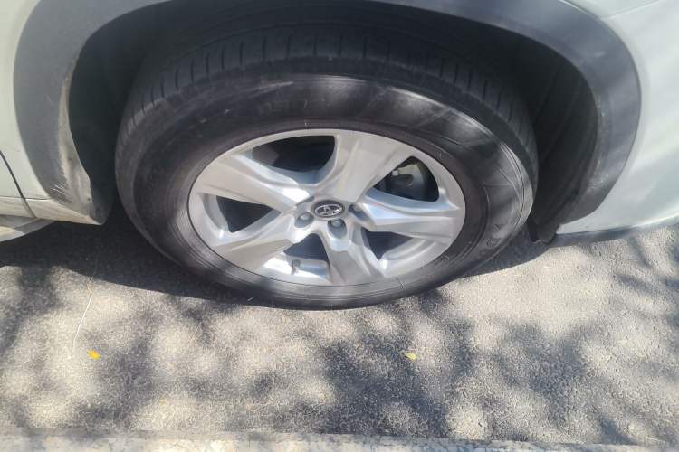 Used Toyota Highlander 2022 Dual-Engine 2.5L 4x4 Elite Edition 7-Seater Right Front Wheel Hub
