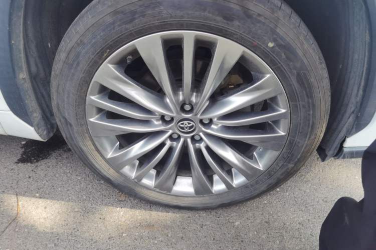 Used Toyota Highlander 2022 Dual-Engine 2.5L Two-Wheel Drive Prestige Edition 7-Seater Right Front Wheel Hub