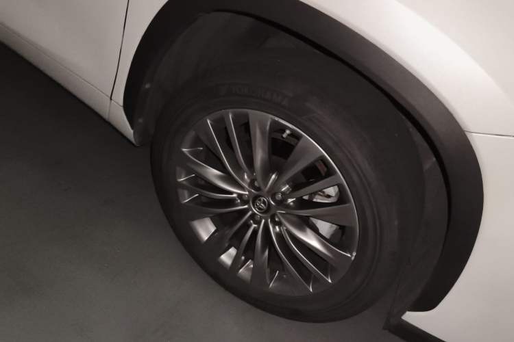 Used Toyota Highlander 2022 380T 4x4 Luxury Edition 7 Seats Right Front Wheel Hub
