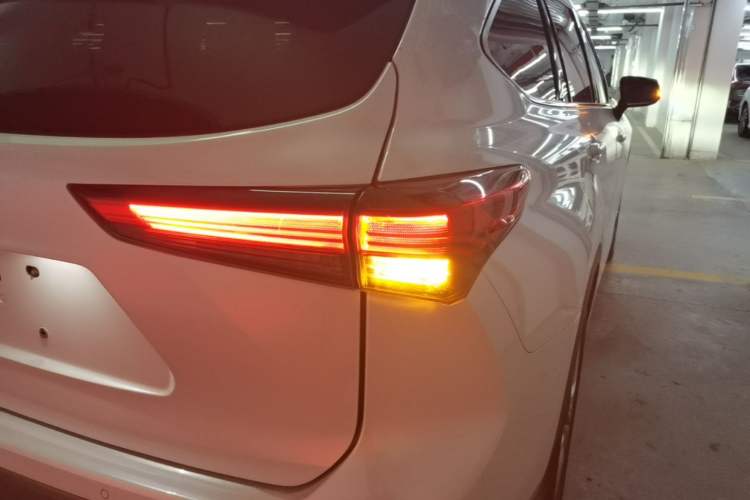 Used Toyota Highlander 2022 Dual-Engine 2.5L Four-Wheel Drive Prestige Version 7 Seats Right Rear Taillight