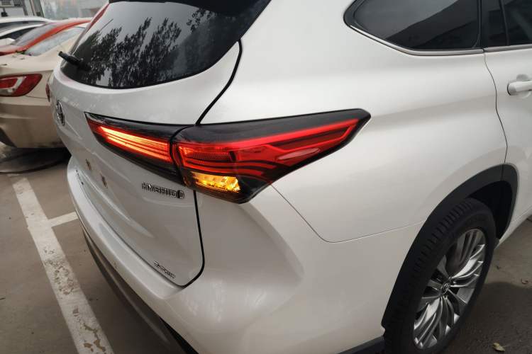 Used Toyota Highlander 2022 Dual-Engine 2.5L Four-Wheel Drive Prestige Version 7 Seats Right Rear Taillight