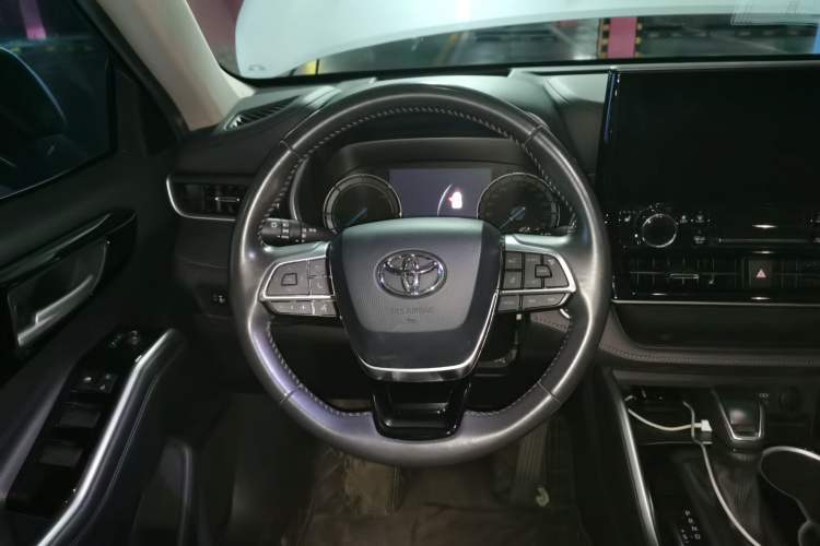 Used Toyota Highlander 2022 Dual-Engine 2.5L Four-Wheel Drive Supreme Edition 7-Seater Steering Wheel