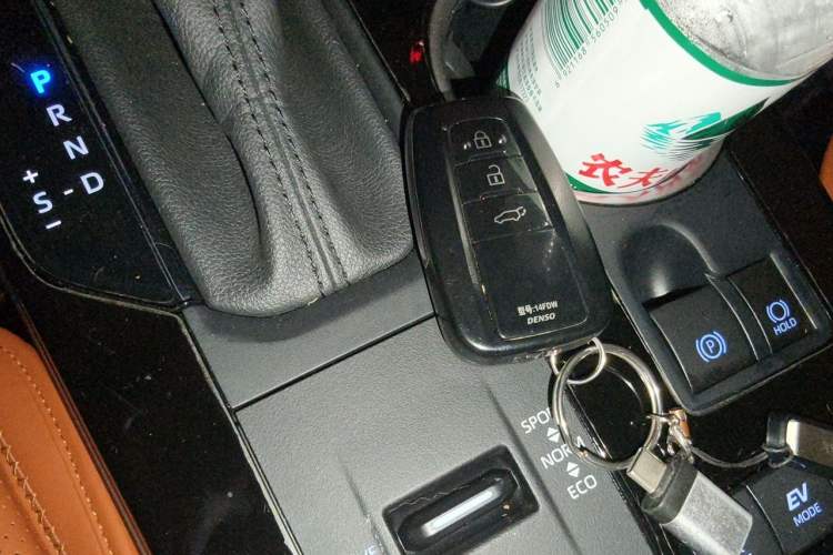 Used Toyota Highlander 2022 Dual-Engine 2.5L Four-Wheel Drive Prestige Version 7 Seats Vehicle Key