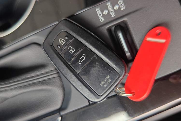 Used Toyota Highlander 2022 Dual-Engine 2.5L Four-Wheel Drive Prestige Version 7 Seats Vehicle Key