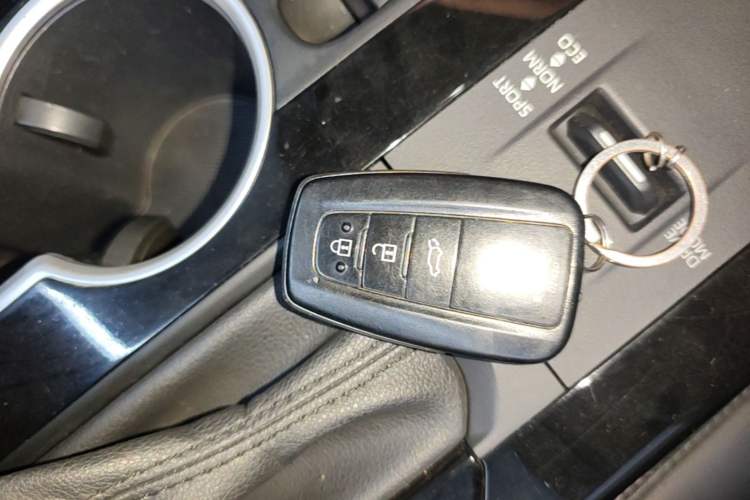 Used Toyota Highlander 2022 Dual-Engine 2.5L Four-Wheel Drive Prestige Version 7 Seats Vehicle Key