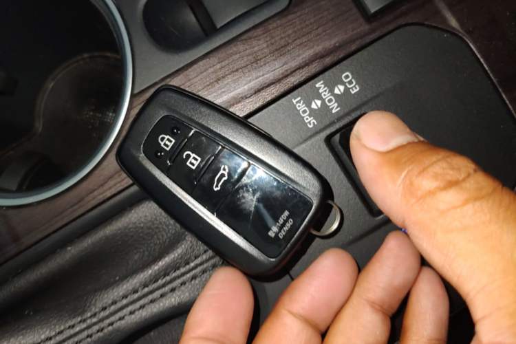 Used Toyota Highlander 2022 Dual-Engine 2.5L Four-Wheel Drive Prestige Version 7 Seats Vehicle Key