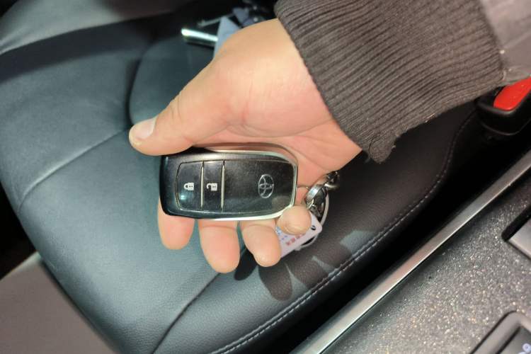 Used Toyota Highlander 2022 Dual-Engine 2.5L Four-Wheel Drive Prestige Version 7 Seats Vehicle Key