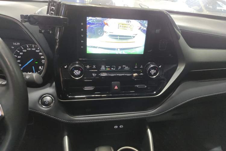 Used Toyota Highlander 2023 2.5L Smart Electric Hybrid Dual-Motor All-Wheel-Drive Luxury 7-Seater Audio And AC Panel