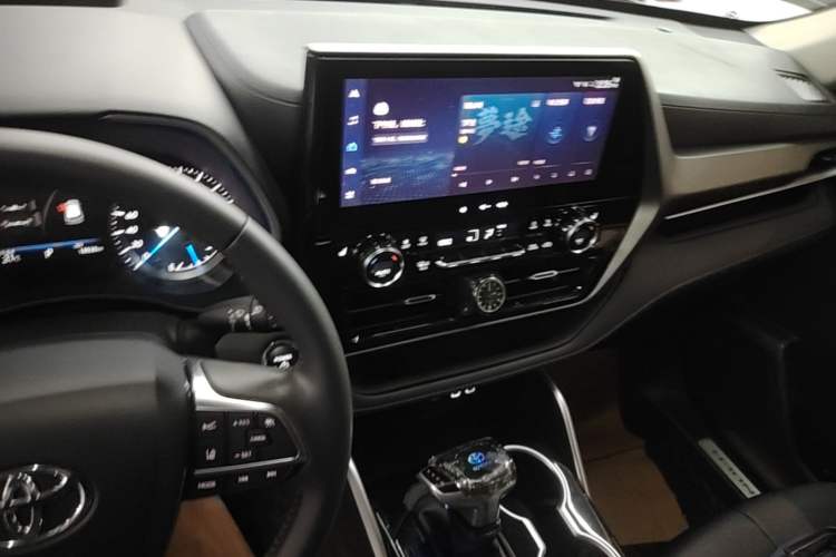 Used Toyota Highlander 2023 2.5L Smart Electric Hybrid Dual-Engine Four-Wheel Drive Prestige Version – 7 Seats Audio And AC Panel