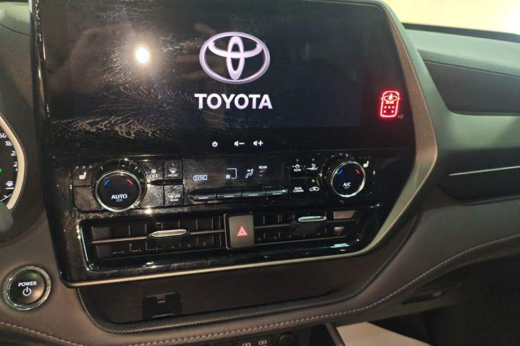 Used Toyota Highlander 2023 2.5L Smart Electric Hybrid Dual-Engine Four-Wheel Drive Prestige Version – 7 Seats Audio And AC Panel