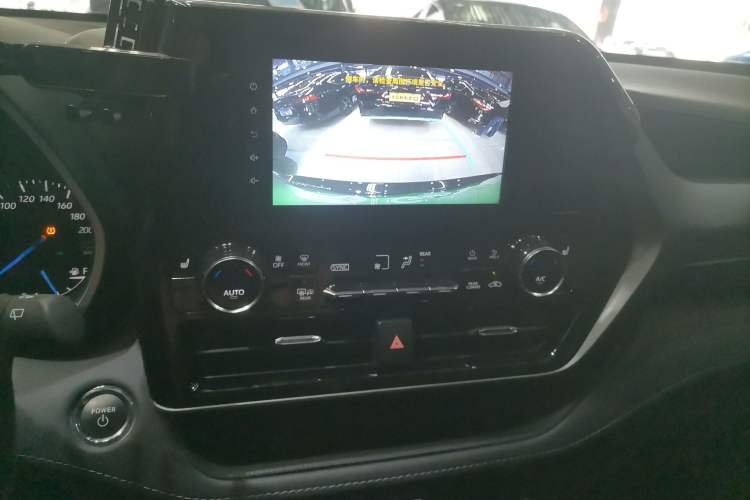 Used Toyota Highlander 2023 2.5L Smart Electric Hybrid Dual-Motor All-Wheel-Drive Luxury 7-Seater Audio And AC Panel
