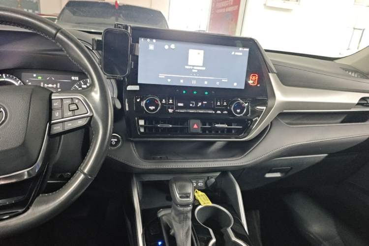 Used Toyota Highlander 2023 2.5L Smart Electric Hybrid Dual-Motor All-Wheel-Drive Luxury 7-Seater Audio And AC Panel