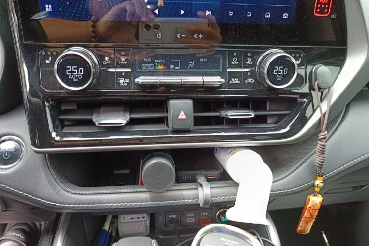 Used Toyota Highlander 2023 2.5L Smart Electric Hybrid Dual-Engine Four-Wheel Drive Prestige Version – 7 Seats Audio And AC Panel