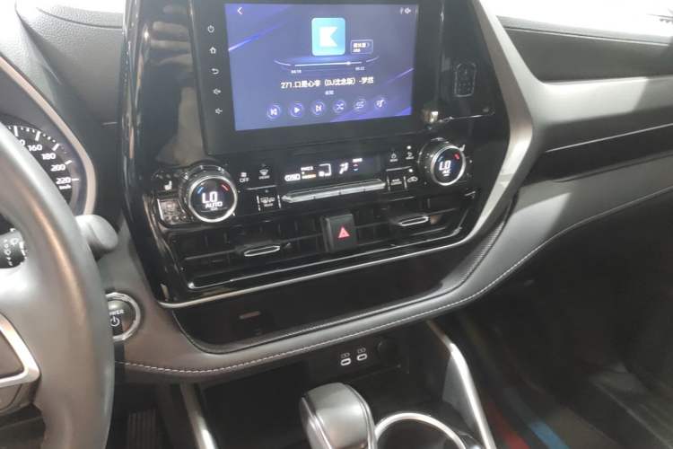 Used Toyota Highlander 2023 2.5L Smart Electric Hybrid Dual-Motor All-Wheel-Drive Luxury 7-Seater Audio And AC Panel
