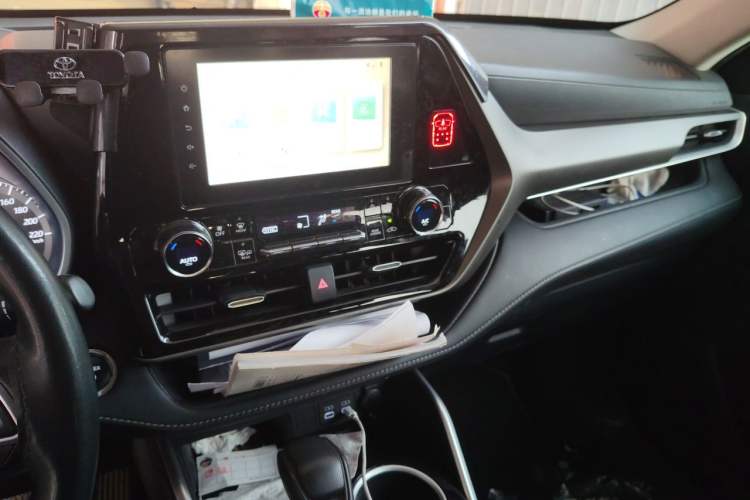 Used Toyota Highlander 2023 2.5L Smart Electric Hybrid Dual-Drive Elite Version 7 Seats Audio And AC Panel