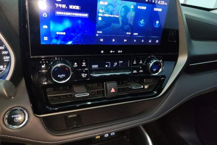 Used Toyota Highlander 2023 2.5L Smart Electric Hybrid Dual-Engine Four-Wheel Drive Prestige Version – 7 Seats Audio And AC Panel