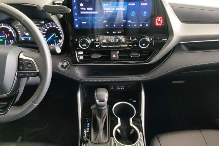 Used Toyota Highlander 2023 2.5L Smart Electric Hybrid Dual-Engine Four-Wheel Drive Prestige Version – 7 Seats Audio And AC Panel