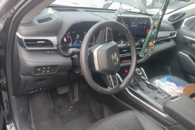 Used Toyota Highlander 2023 2.5L Smart Electric Hybrid Dual-Motor All-Wheel-Drive Supreme Edition – 7 Seats Center Console