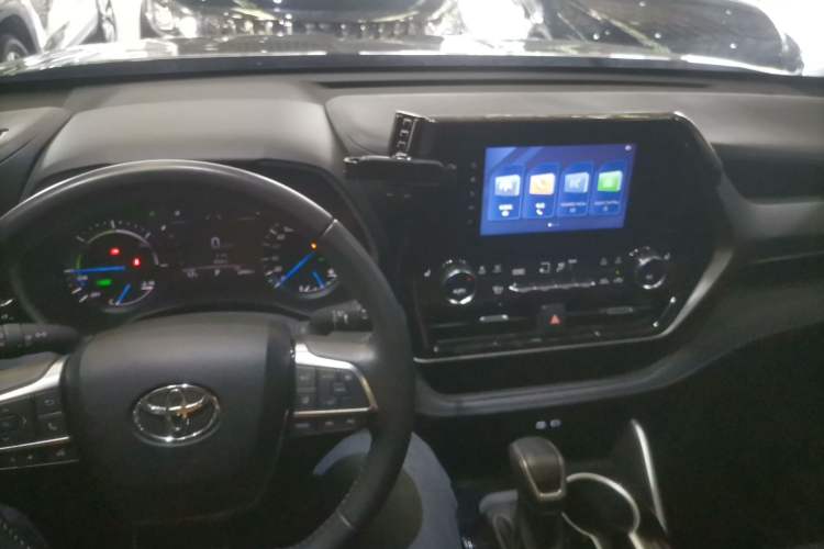 Used Toyota Highlander 2023 2.5L Smart Electric Hybrid Dual-Motor All-Wheel-Drive Luxury 7-Seater Center Console