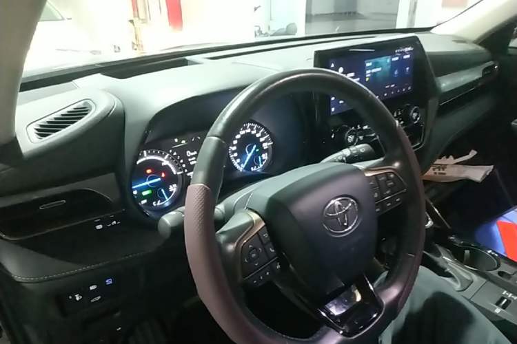 Used Toyota Highlander 2023 2.5L Smart Electric Hybrid Dual-Engine 4x4 Knight Edition 7 Seats Center Console