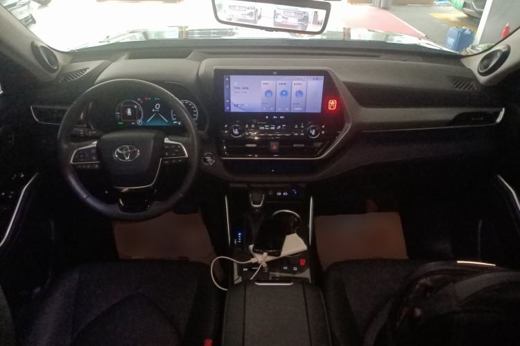 Used Toyota Highlander 2023 2.5L Smart Electric Hybrid Dual-Motor All-Wheel-Drive Supreme Edition – 7 Seats Center Console