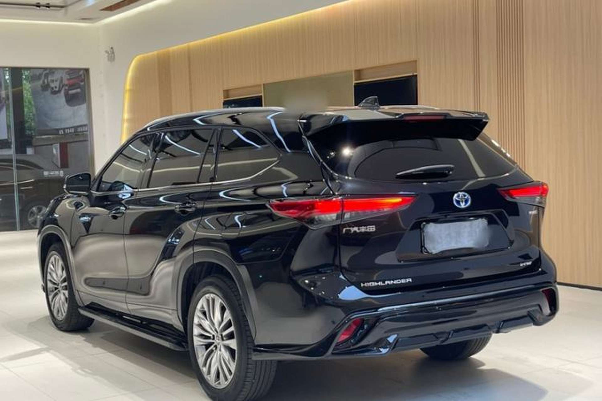 Used Toyota Highlander 2023 2.5L Smart Electric Hybrid Dual-Engine Four-Wheel Drive Prestige Version – 7 Seats Exterior 3