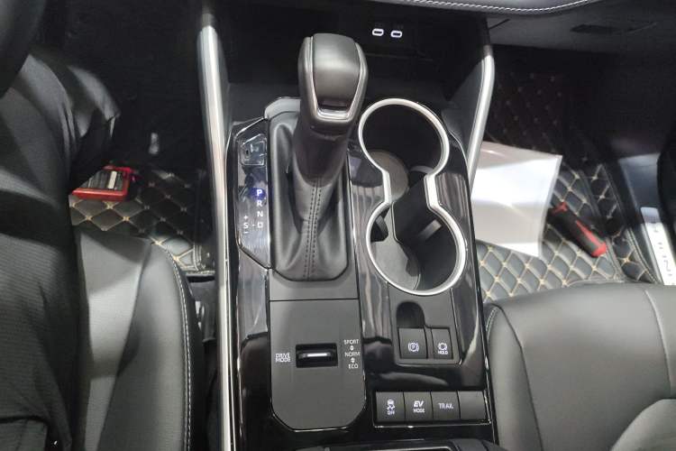 Used Toyota Highlander 2023 2.5L Smart Electric Hybrid Dual-Motor All-Wheel-Drive Luxury 7-Seater Gear Lever