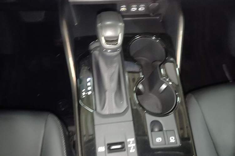 Used Toyota Highlander 2023 2.5L Smart Electric Hybrid Dual-Engine 4x4 Knight Edition 7 Seats Gear Lever