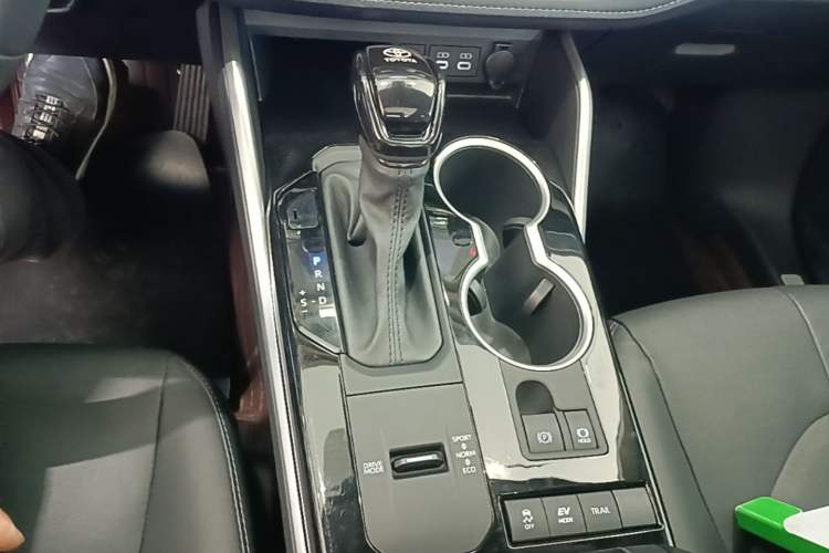 Used Toyota Highlander 2023 2.5L Smart Electric Hybrid Dual-Engine Four-Wheel Drive Prestige Version – 7 Seats Gear Lever