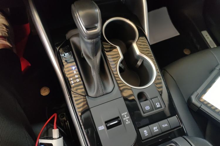 Used Toyota Highlander 2023 2.5L Smart Electric Hybrid Dual-Motor All-Wheel-Drive Luxury 7-Seater Gear Lever