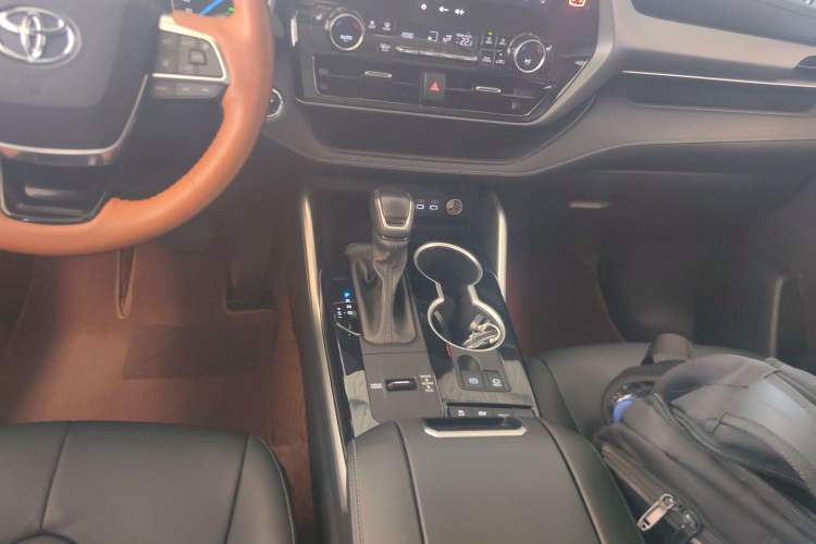 Used Toyota Highlander 2023 2.5L Smart Electric Hybrid Dual-Engine Four-Wheel Drive Prestige Version – 7 Seats Gear Lever