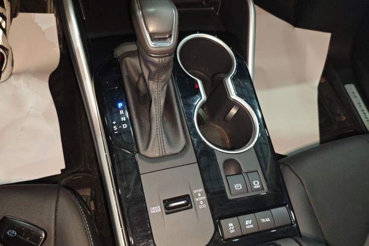 Used Toyota Highlander 2023 2.5L Smart Electric Hybrid Dual-Engine Four-Wheel Drive Prestige Version – 7 Seats Gear Lever