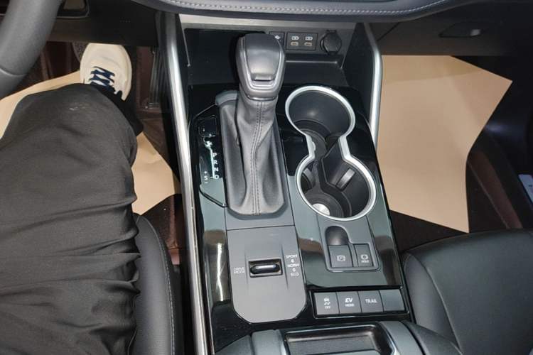 Used Toyota Highlander 2023 2.5L Smart Electric Hybrid Dual-Engine Four-Wheel Drive Prestige Version – 7 Seats Gear Lever