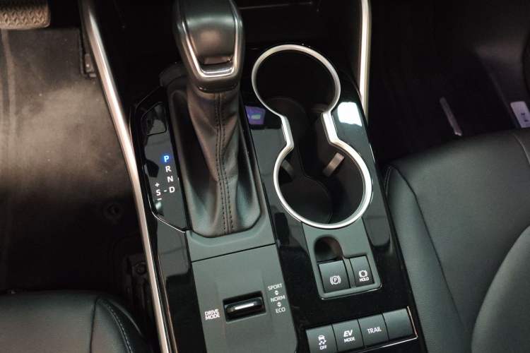 Used Toyota Highlander 2023 2.5L Smart Electric Hybrid Dual-Motor All-Wheel-Drive Luxury 7-Seater Gear Lever
