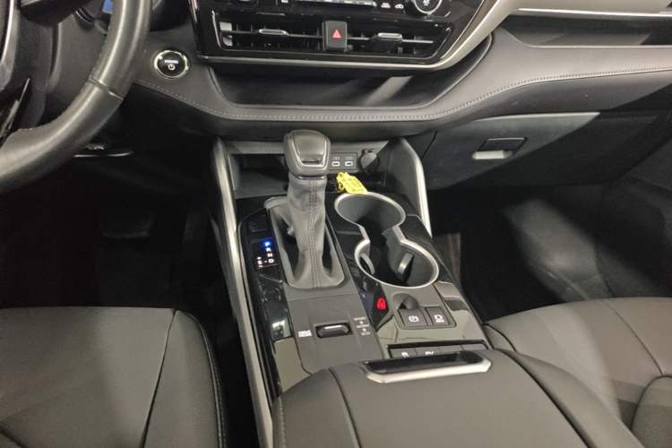 Used Toyota Highlander 2023 2.5L Smart Electric Hybrid Dual-Motor All-Wheel-Drive Luxury 7-Seater Gear Lever