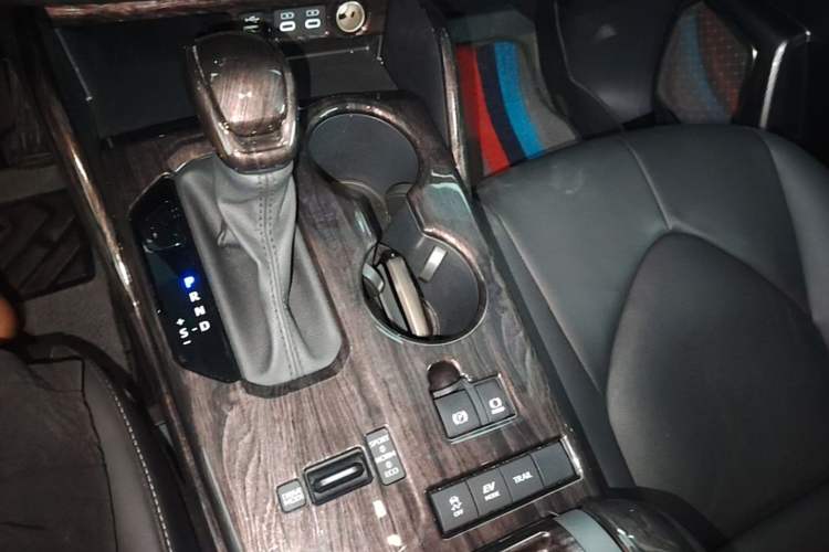 Used Toyota Highlander 2023 2.5L Smart Electric Hybrid Dual-Engine 4x4 Knight Edition 7 Seats Gear Lever
