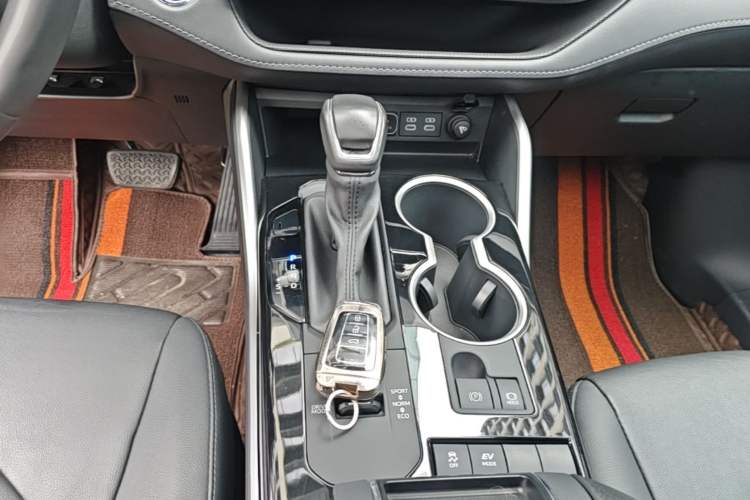Used Toyota Highlander 2023 2.5L Smart Electric Hybrid Dual-Drive Prestige Version 7 Seats Gear Lever