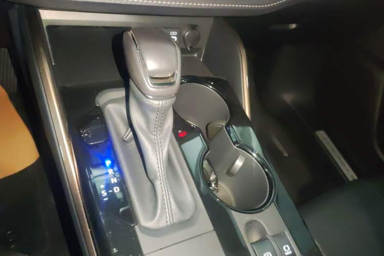 Used Toyota Highlander 2023 2.5L Smart Electric Hybrid Dual-Engine 4x4 Knight Edition 7 Seats Gear Lever
