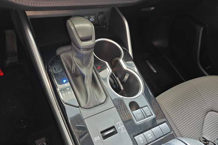 Used Toyota Highlander 2023 2.5L Smart Electric Hybrid Dual-Drive Elite Version 7 Seats Gear Lever
