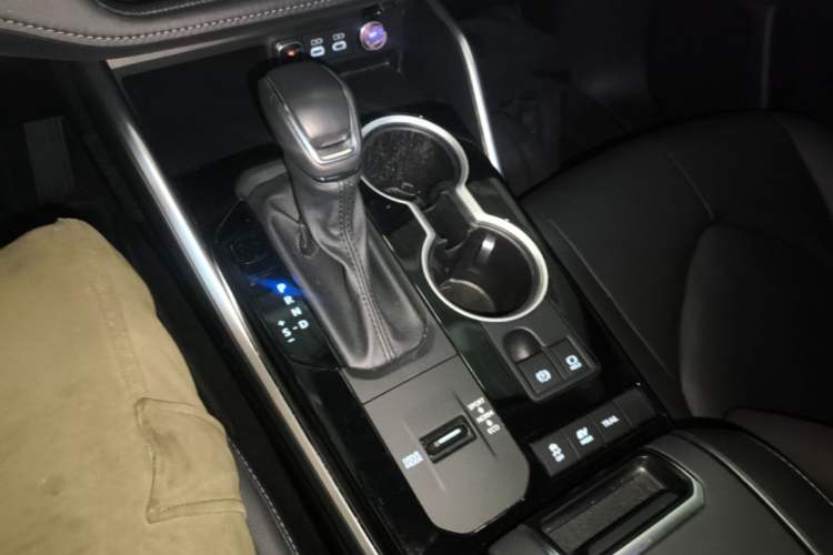 Used Toyota Highlander 2023 2.5L Smart Electric Hybrid Dual-Engine Four-Wheel Drive Prestige Version – 7 Seats Gear Lever